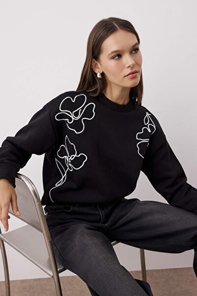 Trendyol Collection Черно плетено суитшърт с бродерия, овърсайз/широка кройка TWOAW26SW00052