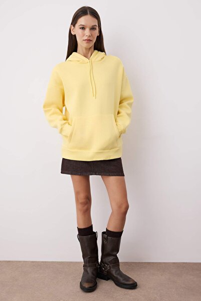 Trendyol Collection Világossárga vastag polár belsővel Oversize/Wide Fit kapucnis Basic kötött pulóver TWOAW24SW00103