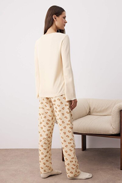 Trendyol Collection Weiches Winter-Waffel-Strickpyjama-Set mit Teddybär in Ecru THMAW26PT00187