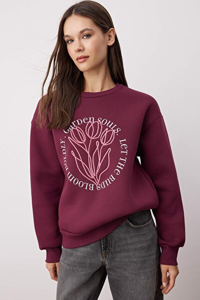Trendyol Collection Pflaumenfarbenes Oversize-Sweatshirt mit Stickerei und di...
