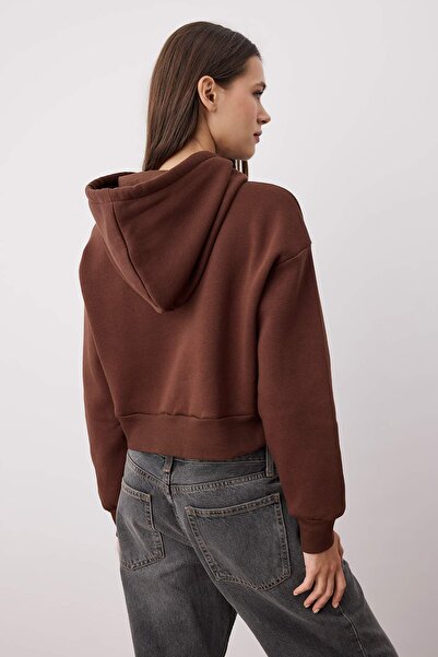 Trendyol Collection Кафяв дебел полар отвътре с качулка, удобна кройка, базов плетен суичър TWOAW24SW00105