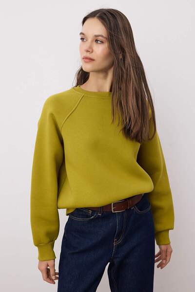 Trendyol Collection Oil Green Relaxed/Comfortable Fit Basic Raglan Sleeve Crew Neck Knitted Sweatshirt Twoaw24Sw00104