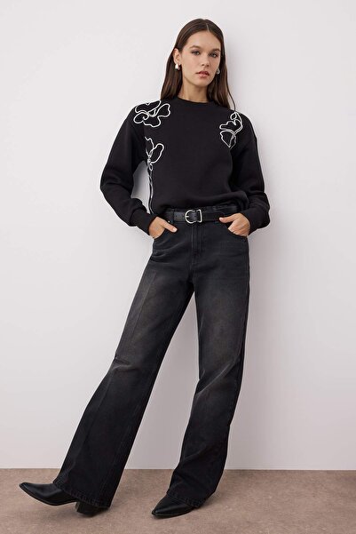 Trendyol Collection Черно плетено суитшърт с бродерия, овърсайз/широка кройка TWOAW26SW00052