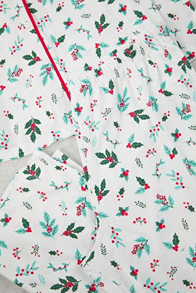 Trendyol Curve Екрю 100% бавовняний комплект піжами з квітковим візерунком TBBAW26AI00015