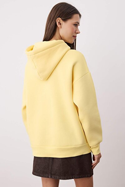 Trendyol Collection Világossárga vastag polár belsővel Oversize/Wide Fit kapucnis Basic kötött pulóver TWOAW24SW00103