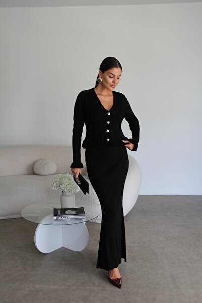 Julidress طقم تريكو فاخر مكون من كارديجان بياقة على شكل V مع تفاصيل أزرار سوداء وتنورة طويلة ماكسي