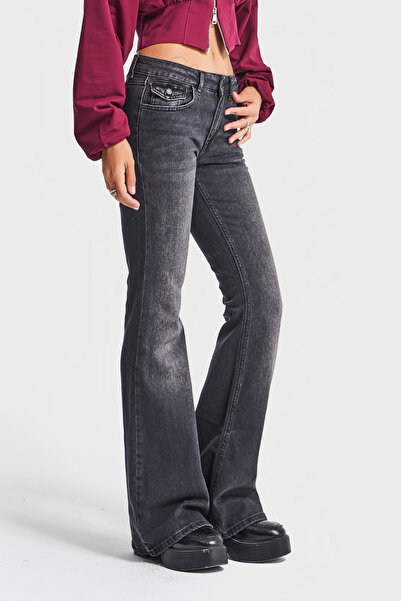 its basic Blugi pentru femei, culoare afumată închisă 2w5-1 SLN05, cu talie medie, cu tăietură evazată, din material elastic, lungime interioară 83 cm.