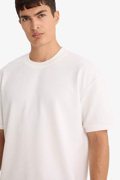 DeFacto Übergroßes T-Shirt mit Rundhalsausschnitt und kurzen Ärmeln F0320AX25AU