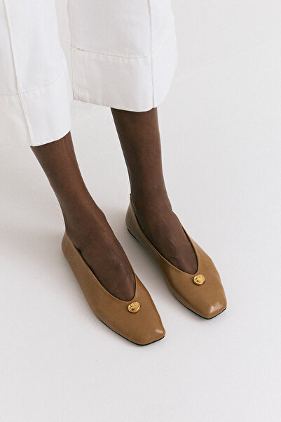 LUTVELIZADE حذاء باليرينا 2528 - حذاء نسائي بلون الكراميل مع تفاصيل حجرية ذهبية