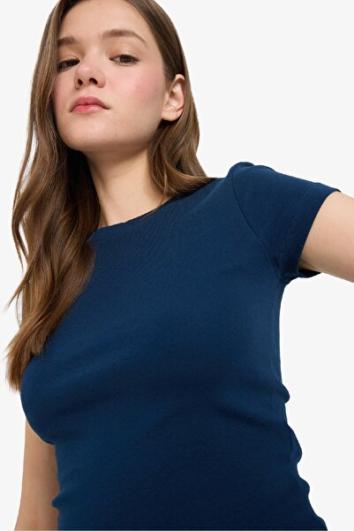 DeFacto Coool Tailliertes T-Shirt mit Rundhalsausschnitt und kurzen Ärmeln E0288AX25AU