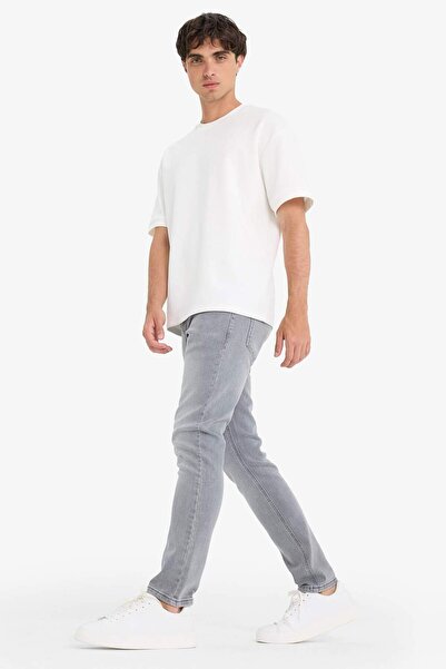 DeFacto Pedro Slim Fit Slim Fit Jeanshose mit normaler Taille, schmalem Bein und Taschen, D0027AX24AU