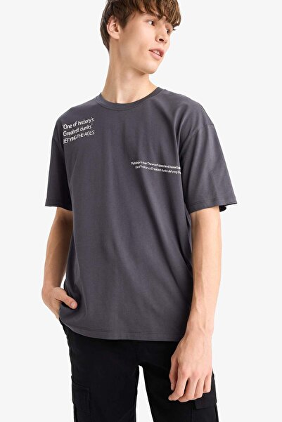 DeFacto %100 Pamuk Boxy Fit Rahat Kesim Bisiklet Yaka Sırt Baskılı Kısa Kollu Tişört F8329AX25AU