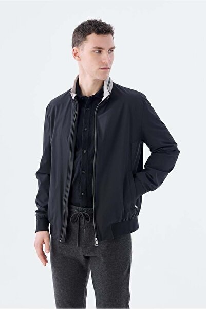 Jakamen Чорна зручна куртка з капюшоном Comfort Fit для сезонного спорту