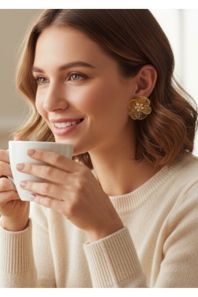 bonbela Zarif Çiçek Model Gold Küpe – Taş Detaylı Minimal Tasarım