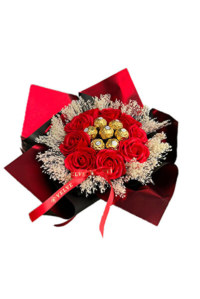 velve Buchet cadou Delice "La Multi Ani!", 7 praline Ferrero, 9 trandafiri de sapun , rosu si negru