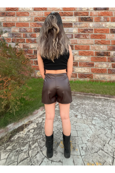 SUHIS Koyu Kahverengi Suni Deri Kruvaze Şardonlu Mini Şort Etek