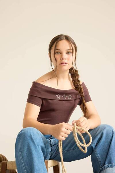 DeFacto Girls' Slim Fit Slim Fit Off-The-Shoulder Star Pattern Collar Printed Rib Short Sleeve T-Shirt F7129A8