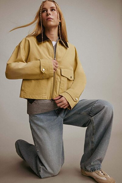 DeFacto Regular Fit Kontrast Yakalı Fermuarlı Cepli Crop MontE8598AX25AU