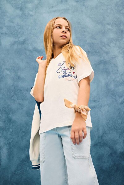 DeFacto Girls' Hello Kitty Oversize Wide Fit V-Neck Back Printed Short Sleeve T-Shirt F7004A825Au