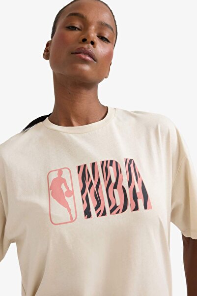 DeFacto DeFactoFit NBA Wordmark Oversize Geniş Kalıp Bisiklet Yaka Kısa Kollu Tişört E3845AX25SM