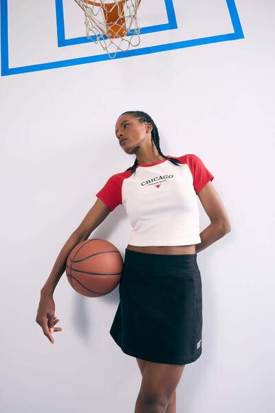 DeFacto DeFactoFit NBA Chicago Bulls Slim Fit με λεπτή εφαρμογή με λαιμόκοψη ποδηλατικού τύπου αθλητικό κοντομάνικο μπλουζάκι με ραβδώσεις