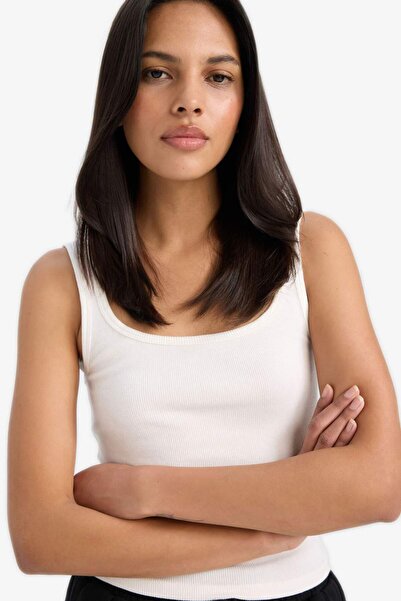 DeFacto Slim Fit, schmal geschnittenes Basic-Unterhemd mit einfarbigem, rundem Ausschnitt und geripptem Design E5540AX25SM