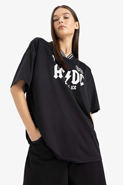 DeFacto Coool AC/DC Oversize Wide Fit V-Ausschnitt Rücken bedrucktes Kurzarm-T-Shirt E6137AX25SM