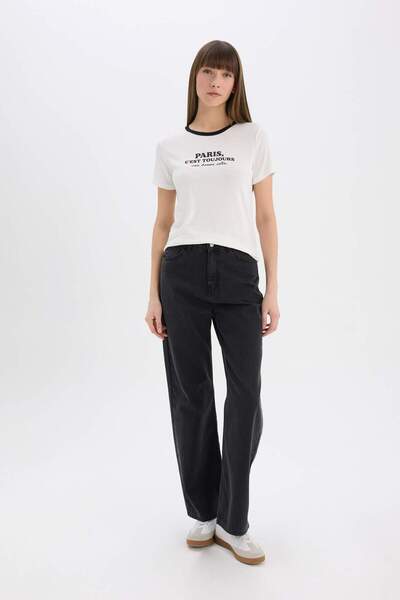 DeFacto Bedrucktes, geripptes Kurzarm-T-Shirt mit normaler Passform und Rundhalsausschnitt E5065AX25SP