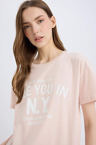 DeFacto Bedrucktes Kurzarm-T-Shirt mit normaler Passform und Rundhalsausschnitt E0720AX25SM