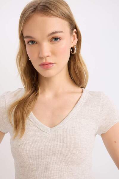 DeFacto Coool V-Neck Fitted Ribbed Camisole Short Sleeve T-Shirt E0290Ax25Sm