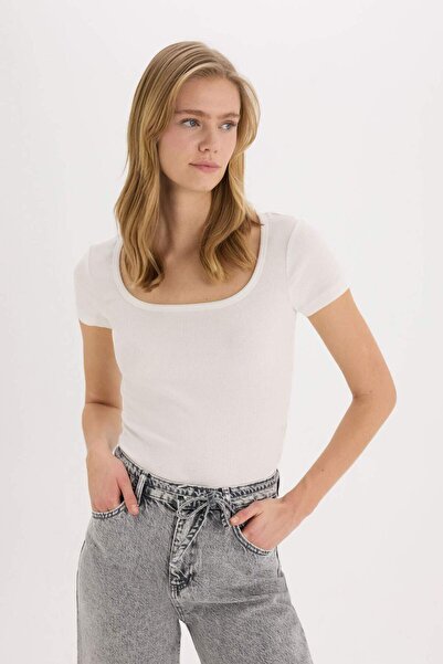 DeFacto Slim Fit, schmal geschnittenes Basic-T-Shirt mit rundem Ausschnitt, einfarbig, gerippt, kurzärmelig, mit Druckknöpfen, E6579AX25SP