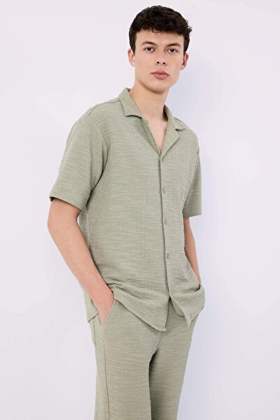 DeFacto Regular Fit Yazlık Apaş Yaka Kısa Kollu Gömlek D8932AX25SP