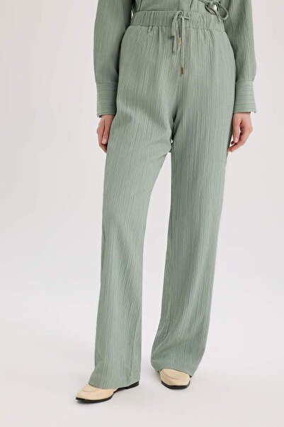 DeFacto Straight Fit Cep Detaylı Standart Paça Krinkıl Kumaş Pantolon D8680AX25SP