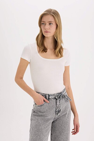 DeFacto Slim Fit, schmal geschnittenes Basic-T-Shirt mit rundem Ausschnitt, einfarbig, gerippt, kurzärmelig, mit Druckknöpfen, E6579AX25SP