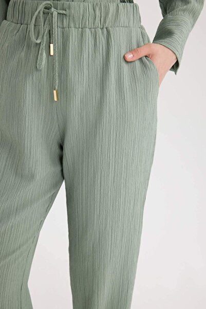 DeFacto Straight Fit Cep Detaylı Standart Paça Krinkıl Kumaş Pantolon D8680AX25SP