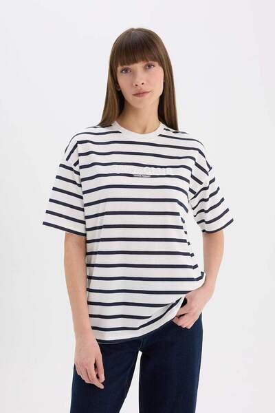 DeFacto Übergroßes, breites, gestreiftes, kurzärmliges T-Shirt aus gekämmter Baumwolle mit Rundhalsausschnitt E5058AX25SP