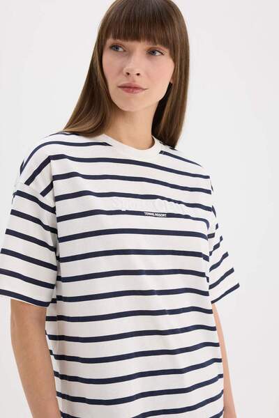 DeFacto Übergroßes, breites, gestreiftes, kurzärmliges T-Shirt aus gekämmter Baumwolle mit Rundhalsausschnitt E5058AX25SP