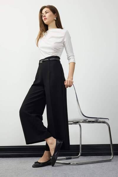 DeFacto Krepp-T-Shirt mit tiefem Kragen und normaler Passform – halbe Ärmel E7096AX25SP