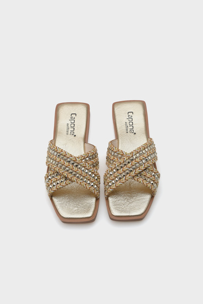 Capone Outfitters Γυναικείες παντόφλες Kyla Flat Heeled Blunt Toe Μεταλλικό Αξεσουάρ Cross Strap Straw Γυναικείες παντόφλες
