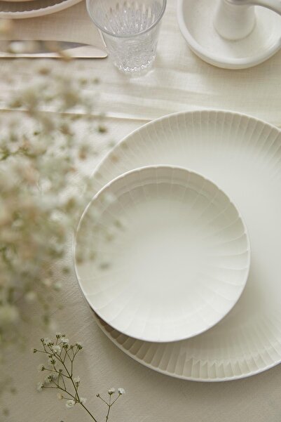 Kütahya Porselen Kutahya Porselen Bone Crest 18-teiliges Tafelservice für 6 Personen – Weiß