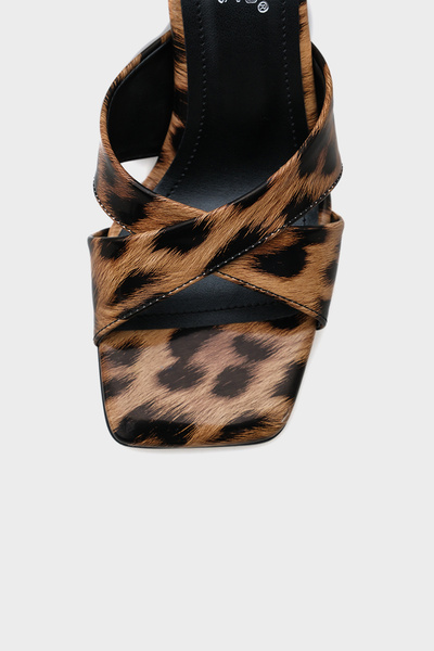 Capone Outfitters Mavis Blunt Toe Cross Strap Medium Heeled Women's Slippers