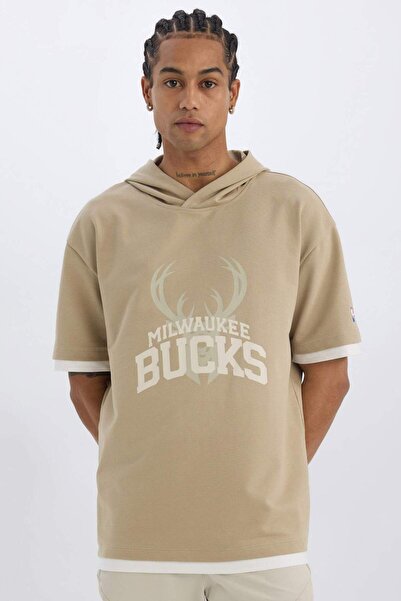 DeFacto DeFactoFit NBA Milwaukee Bucks Oversize με φαρδιά εφαρμογή με κουκούλα πίσω εμπριμέ κοντομάνικο μπλουζάκι D6708AX
