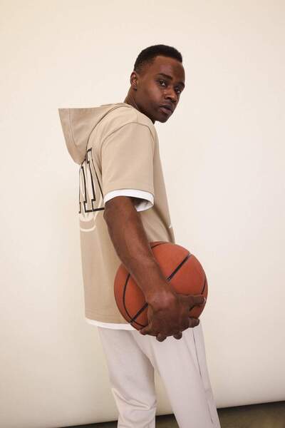 DeFacto DeFactoFit NBA Milwaukee Bucks Oversize με φαρδιά εφαρμογή με κουκούλα πίσω εμπριμέ κοντομάνικο μπλουζάκι D6708AX