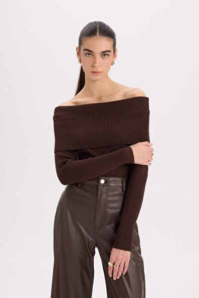 DeFacto Eng anliegende, schulterfreie, gerippte Camisole-Strickbluse E0245AX24WN