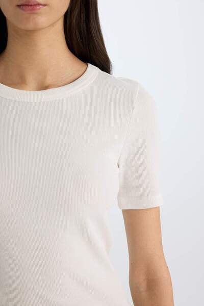 DeFacto Slim Fit, schmal geschnittenes Basic-T-Shirt mit geradem, geripptem Camisole und kurzen Ärmeln E4268AX24AU