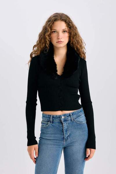 DeFacto Slim Fit Dar Kesim Suni Kürklü V Yaka Düğmeli Triko Hırka E2268AX24CW