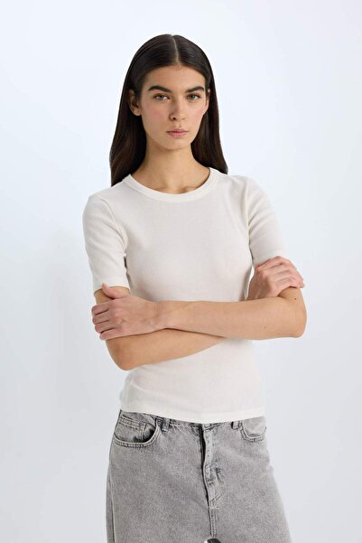 DeFacto Slim Fit, schmal geschnittenes Basic-T-Shirt mit geradem, geripptem Camisole und kurzen Ärmeln E4268AX24AU