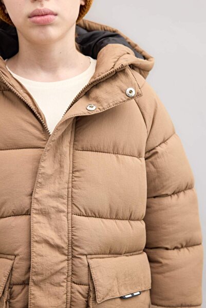 DeFacto Erkek Çocuk Su Geçirmez Kapüşonlu Fermuarlı Çıtçıtlı Cepli Şişme Mont C8805A824WN