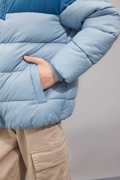 DeFacto Erkek Çocuk Su Geçirmez Kapüşonlu Fermuarlı Cepli Polar Astarlı Şişme Mont C5509A824WN