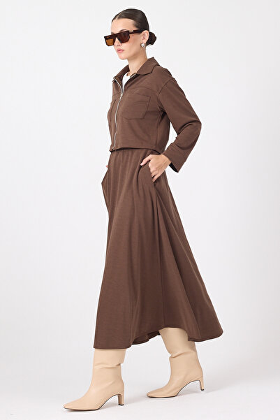 Rays 8150A طقم تنورة وسترة بسحاب أمامي باللون البني